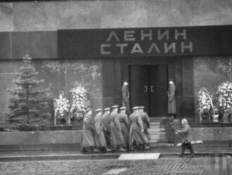 «Признать нецелесообразным дальнейшее хранение»: как коммунисты убрали тело Сталина из мавзолея