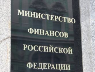 Минфин России носится, как угорелый, пытаясь всунуть честно заработанные деньги в пасть обнаглевшим иностранным инвесторам и функционерам.