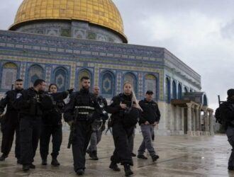 Евреи ворвались в мечеть Аль-Акса под охраной полиции