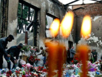 Захват заложников террористами в школе г. Беслан. При штурме 3 сентября погибло 332 человека