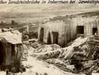 При отступлении красной армии из Севастополя взорваны Инкерманские каменоломни вместе с находившимся в них госпиталем, погибли тысячи людей