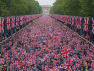 Миллионы британцев вышли на улицы с протестом против мигрантизации