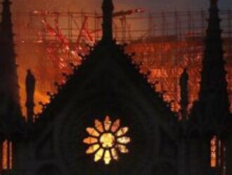 Масоны виновны в поджоге Нотр-Дам-де-Пари?