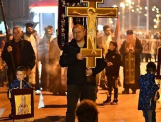 Пример для подражания: Под угрозой увольнения полицейский возглавил крестный ход в Черногории