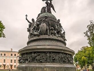 Праздник Рождества Пресвятой Богородицы считается ДНЕМ НАЧАЛА РУССКОГО ГОСУДАРСТВА. Призвание новгородцами на княжение трех братьев-варягов: Рюрика, Синеуса и Трувора